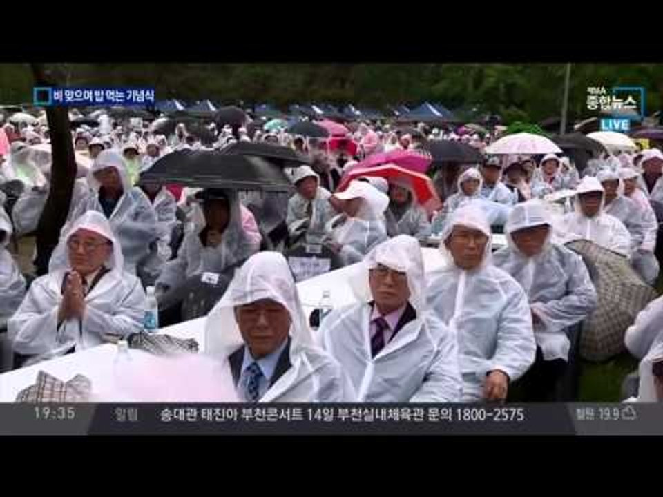 어버이날 행사서 빗물 젖은 도시락 먹은 ‘어버이’