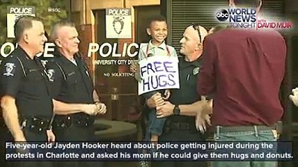 L’entrée de ce petit garçon dans le commissariat émerveille tous les policiers qui comprennent bien son message