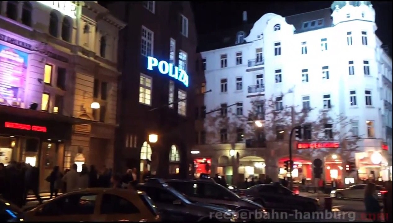 Nachts auf dem Spielbudenplatz auf der Reeperbahn-x6VFyALDw0Y