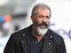 Public Buzz : Un fan rase la barbe de Mel Gibson en pleine rue