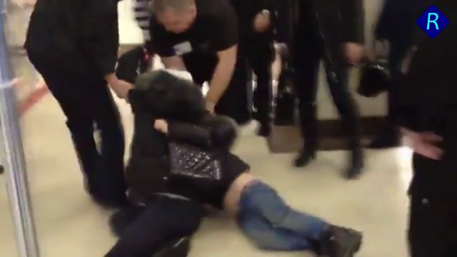 Рождество в РФ - В Калуге охрана торгового центра по полу выволокла мать с ребенком на мороз.