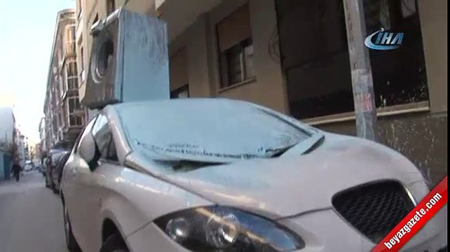 Arabanın üzerine çamaşır makinesi attı