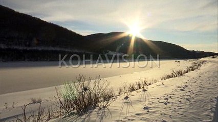 Qytetarët ecin lirshëm mbi akullin që mbuloi liqenin e Badovcit