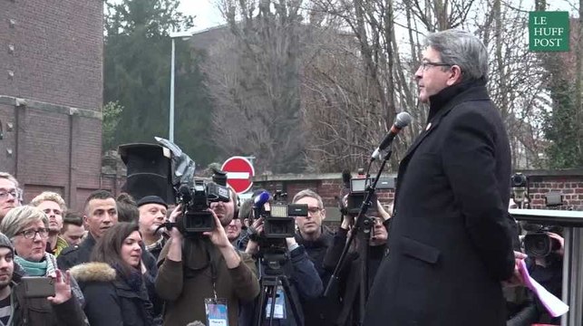 Jean-Luc Mélenchon commence dehors son meeting à Tourcoing