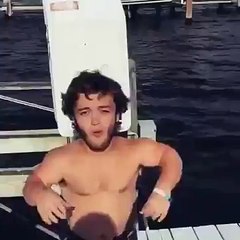 Quel bruit fait une naine qui tombe dans l'eau ?