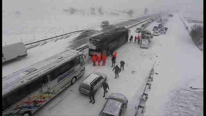 La intensa nieve cierra carreteras en Serbia