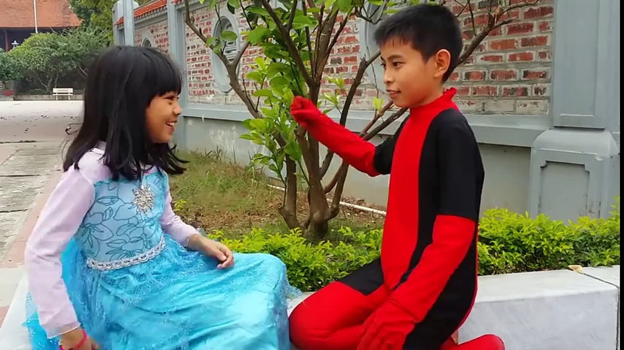 Frozen Elsa Baby vs Deadpool Recuse Spiderman w- Vampire Baby Scares Deadpool, Elsa baby