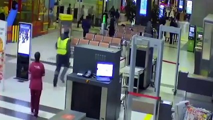 Un_homme_drogué_pénètre_avec_sa_voiture_dans_un_aéroport