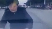 Elle_fait_semblant_d_être_percutée_par_une_voiture_pour_toucher_de_l_argent
