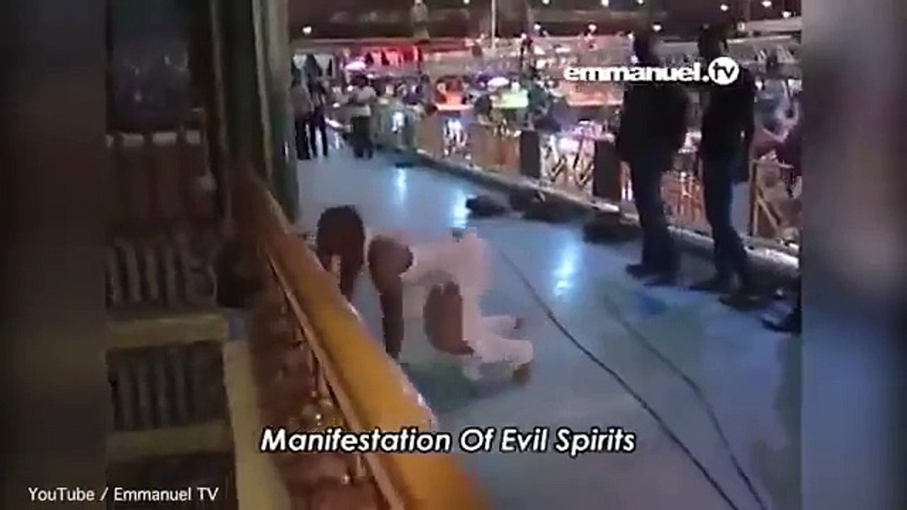 افریقا میں نوجوان پر بدروح کا قبضہ، چلنے کی بجائےرینگنے پر مجبور کردیا-TZBHB0Z9uJw