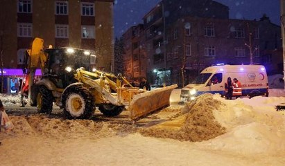 İstanbul'da hasta bebek iş makinesi eşliğinde hastaneye götürüldü
