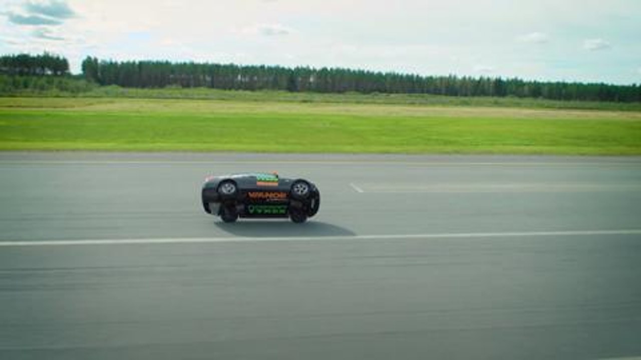 En voiture, à plus de 186 km/h sur deux roues ...
