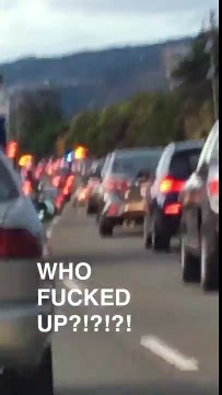 Il insulte des conducteurs accidentés sur l'autoroute en Californie