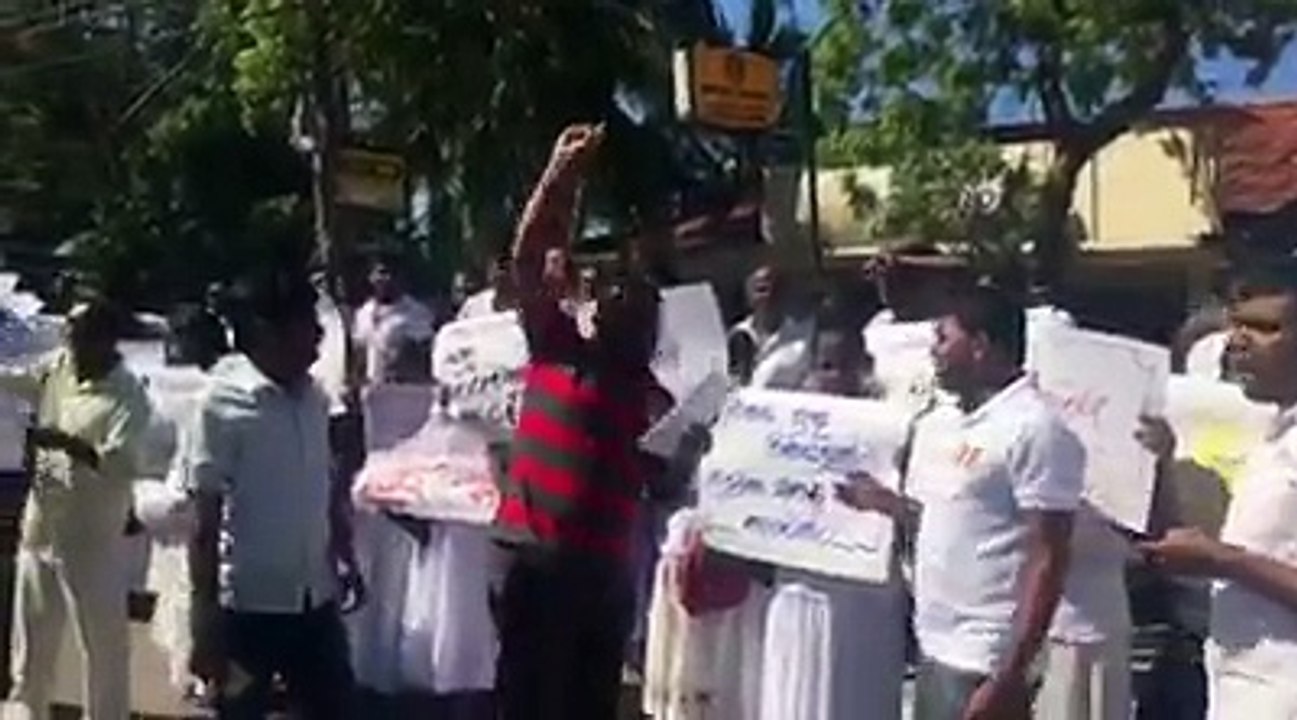 යහපාලන අම්බරුවෝ -සගරුවනට අත තැබුවෝ ... හම්බන්තොට යළි උණුසුම් ! කසාවතට ගල් ගැසූ නරුම පාලකයන් පන්නා දමන්න මහ සග රුවන මහා ප