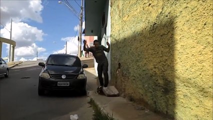 Ce skateur s'éclate par terre en percutant un bloc en béton