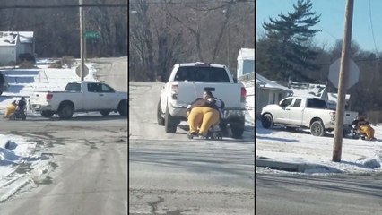 Une grosse tractée derrière un pick-up dans un fauteuil roulant