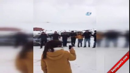 Hakkari'de vatandaş ve asker birlikte halay çekti