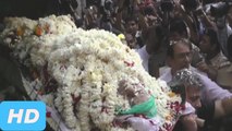 Om Puri Funeral Video | Bollywood Celebrities Attend Last Rites