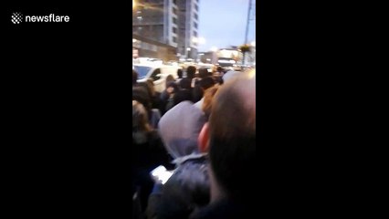 Tải video: Overcrowding at Archway as people queue for buses