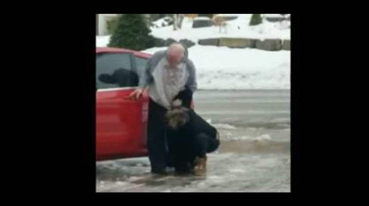 Ils se moquent de leur famille qui glisse sur le verglas... hilarant !