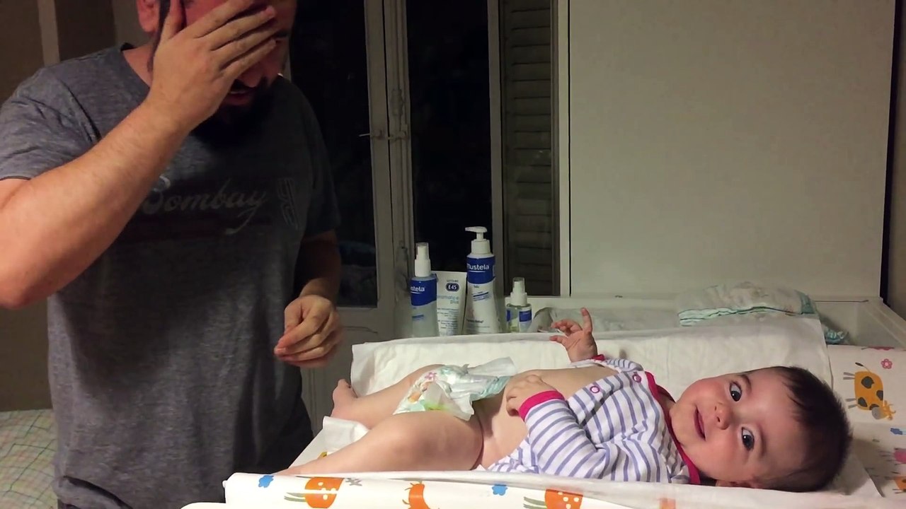 Grand moment d'angoisse pour ce papa qui tente de changer une couche pour la première fois