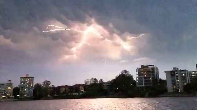 Un éclair spectaculaire au dessus de cette ville !