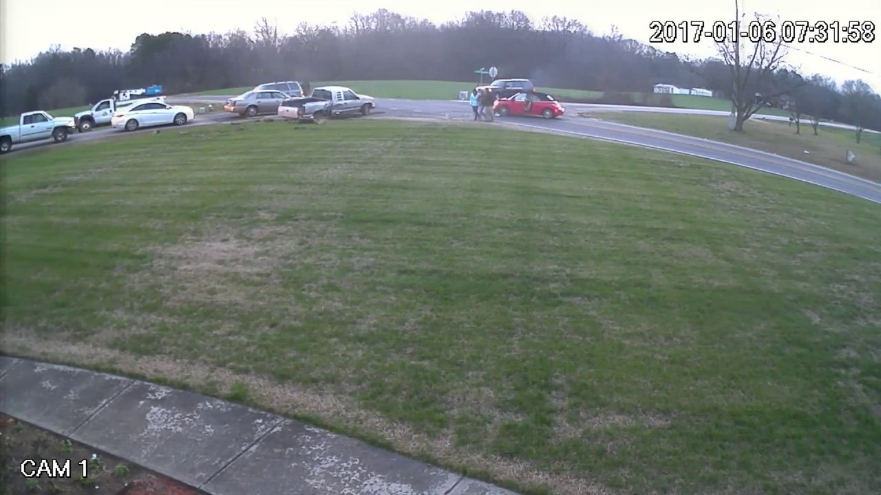 Enorme accident de voiture à un croisement