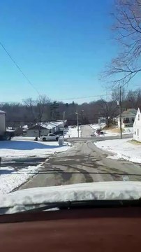 une femme obèse tractée par un pickup depuis son fauteuil roulant