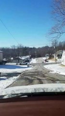 une femme obèse tractée par un pickup depuis son fauteuil roulant