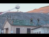 Norcia (PG) - Terremoto, copertura di un tetto (09.01.17)