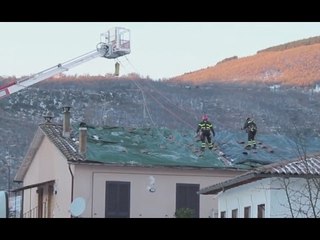 Norcia (PG) - Terremoto, copertura di un tetto (09.01.17)