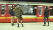 Poloneses aderem ao dia de andar sem calças no metrô