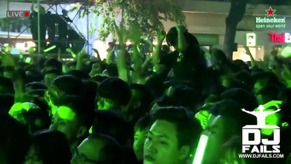 DJ passa por momento constrangedor quando começa a saltar e mostra o que não era suposto...