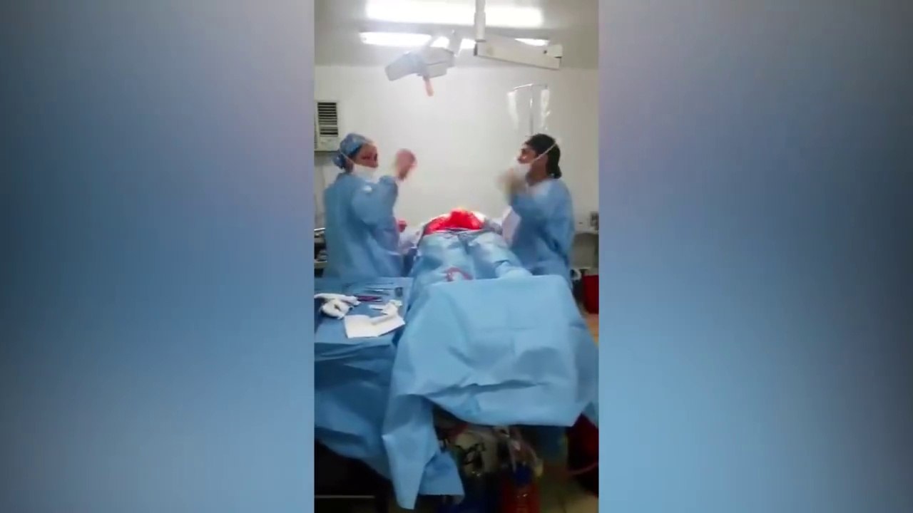 Ameliyatın ortasında dans eden doktorlar