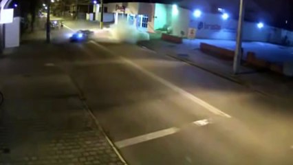 Un homme fait des gros donuts en pleine rue mais il va avoir une mauvaise surprise