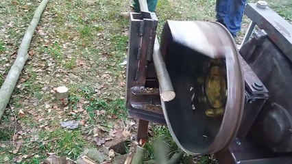 Couper du bois à l'aide dun tracteur