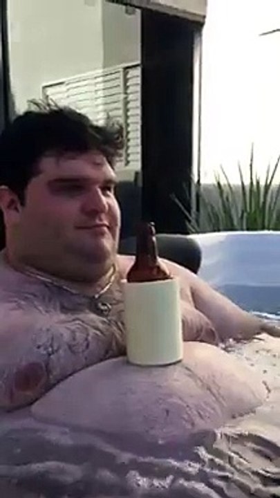 Un homme montre comment boire sa bière dans un jacuzzi sans les main !