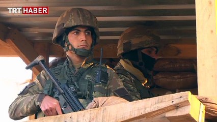 Mehmetçik'ten Suriyeli minik çocuğa çikolata ikramı