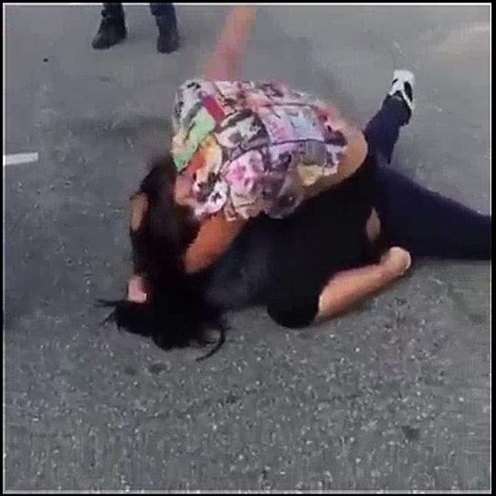 SMH: Mother Coaches Her Daughter During Street Fight!