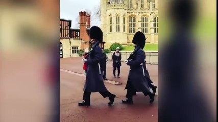 Guarda da Rainha esquece protocolo para realizar sonho de menino