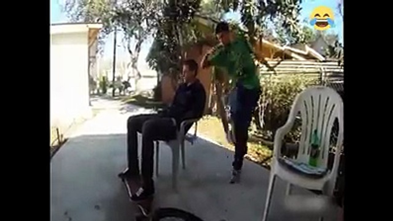 Kjo ndodhë kur mendon të tallesh me të tjerët dhe të kthehet Bumerang