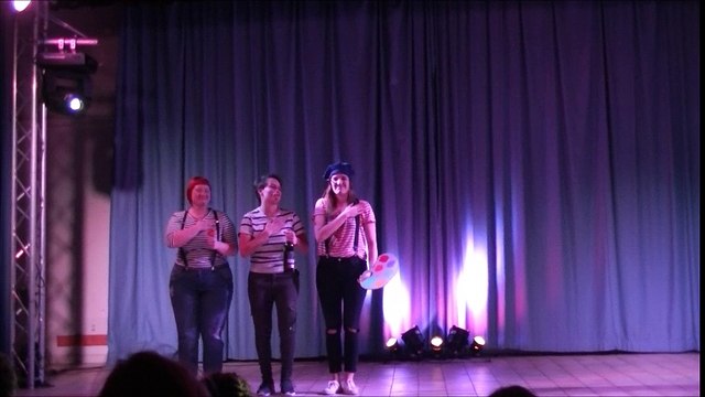 De groeten uit Frankrijk van onze Dames 1!