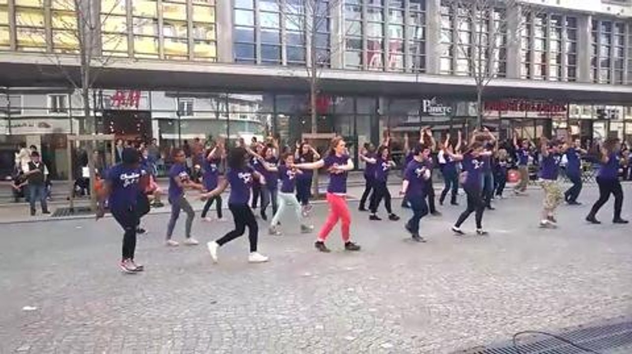 Chambery : flashmob de jeunes...