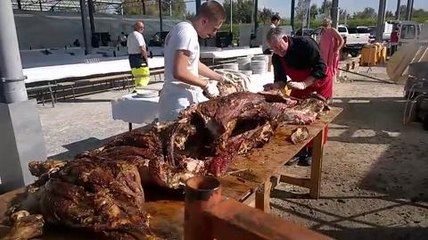 Un boeuf a la broche de 200 kilos au congres des maires de l'Ardeche...