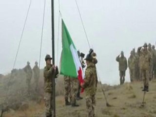 Ceremonie symbolique entre soldats de montagne francais et...
