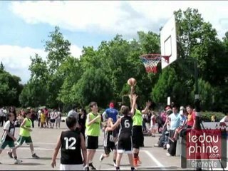 Grenoble: sur l'immense terrain de basket de l'anneau de vitesse.....