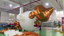Fábrica produz frangos infláveis com a cara de Trump