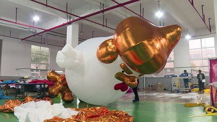 Fábrica produz frangos infláveis com a cara de Trump