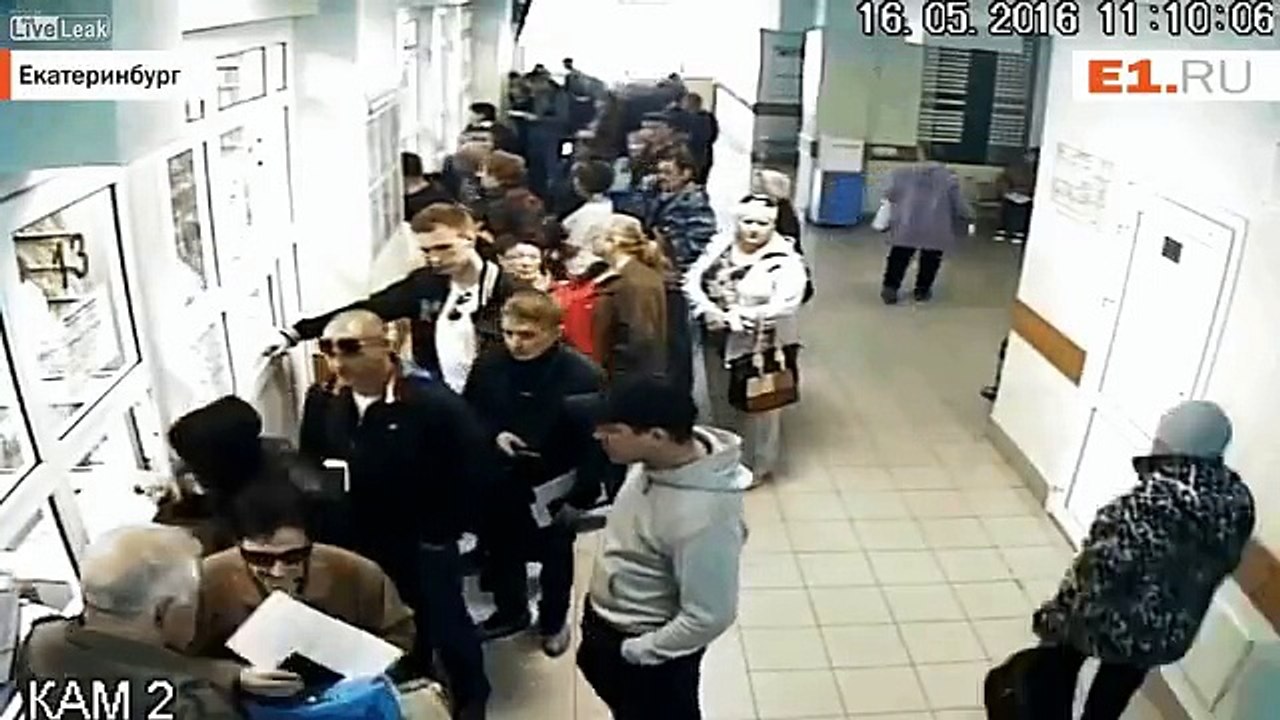 Sıradaki kadını soyan adam