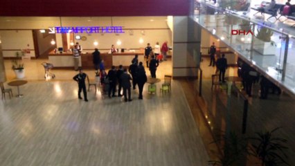 Havalimanında merdiven boşluğundan yolcu düştü